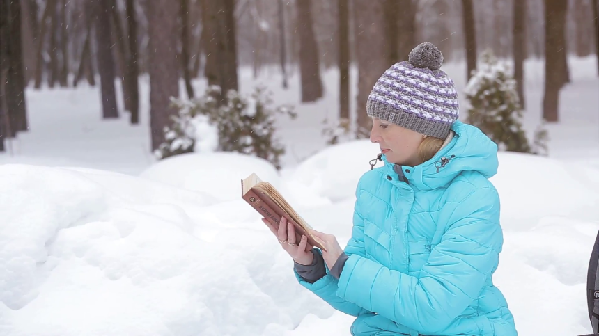 girl-reading-a-book-in-the-winter-garden-snow-day_4_-ztbehe__f0000
